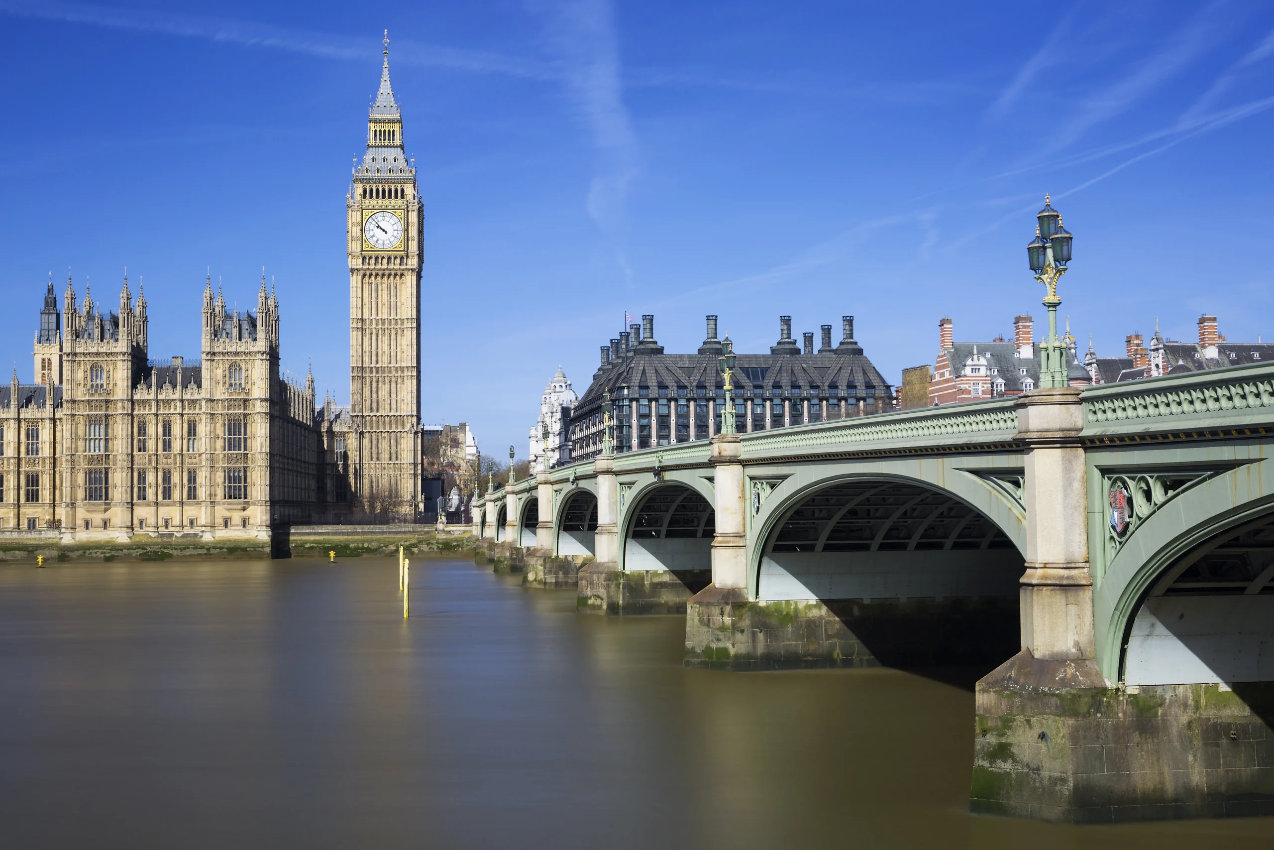 famous-view-big-ben-houses-parliament-london-uk
